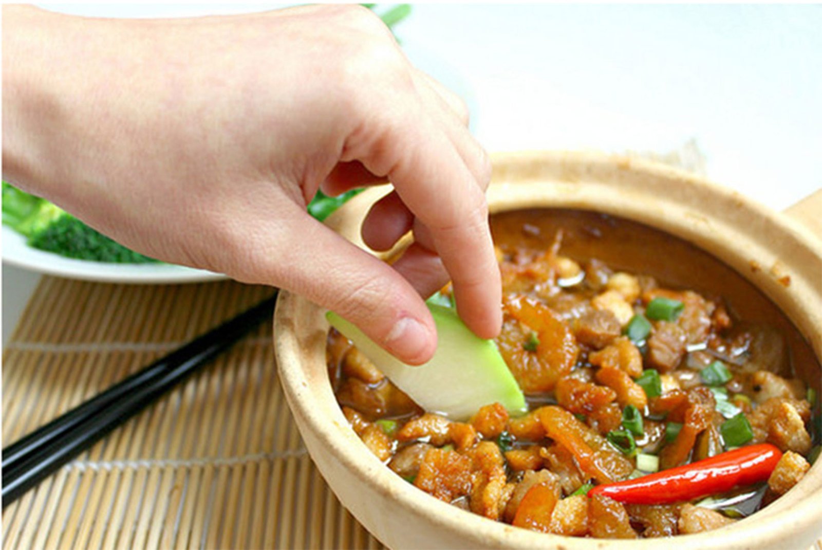 Thành phẩm món kho quẹt thịt vàng óng hấp dẫn ăn kèm rau luộc