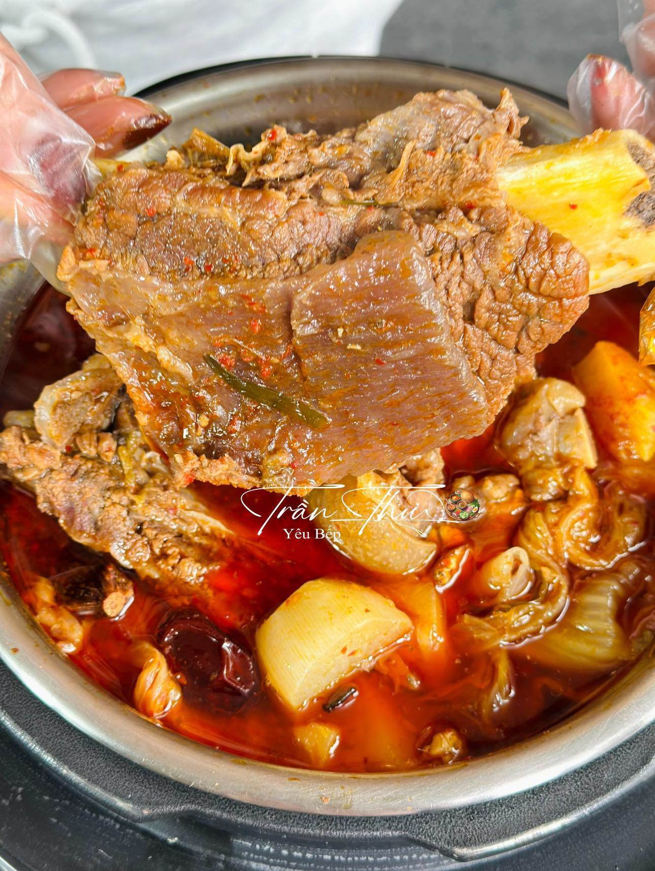 Thành phẩm món lẩu sườn bò kim chi thơm ngon, sườn mềm