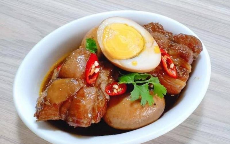 Thành phẩm món thịt kho hột vịt thơm ngon, hấp dẫn