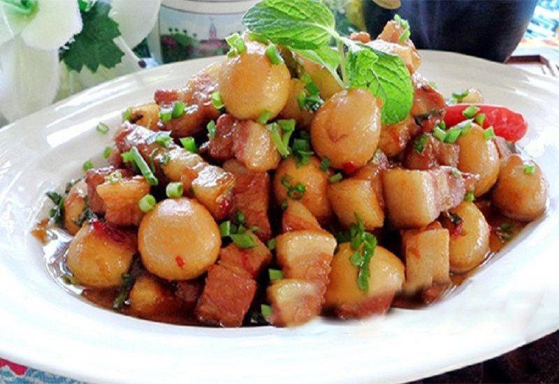 Thành phẩm món thịt kho tàu nóng hổi, thịt mềm, trứng thấm vị, sẵn sàng để thưởng thức cùng cơm trắng.