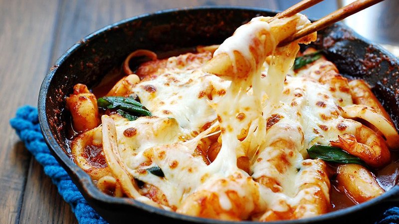 Thành phẩm món Tokbokki phô mai kéo sợi