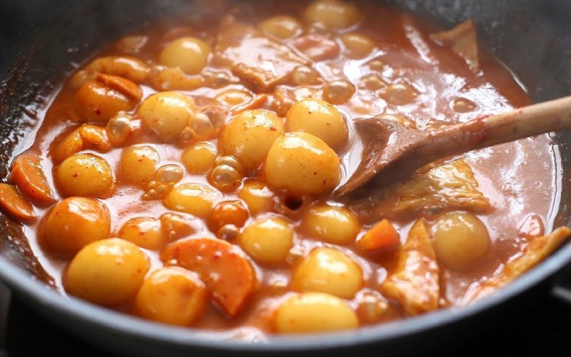 Thành phẩm món Tokbokki trứng cút và xúc xích