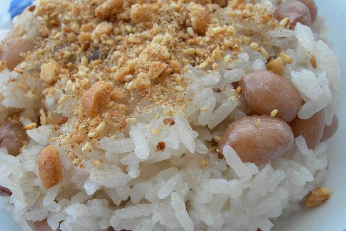 Thành phẩm món xôi lạc hấp bằng xửng hấp thơm ngon, béo ngậy cùng muối vừng