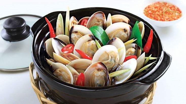 Thành phẩm nghêu hấp sả thơm ngon nóng hổi