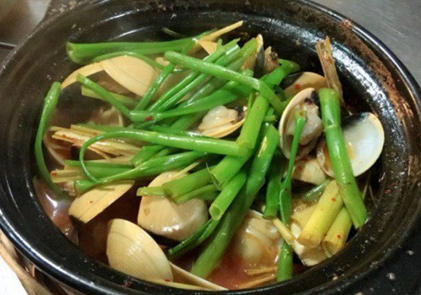 Thành phẩm nghêu hấp Thái rau muống