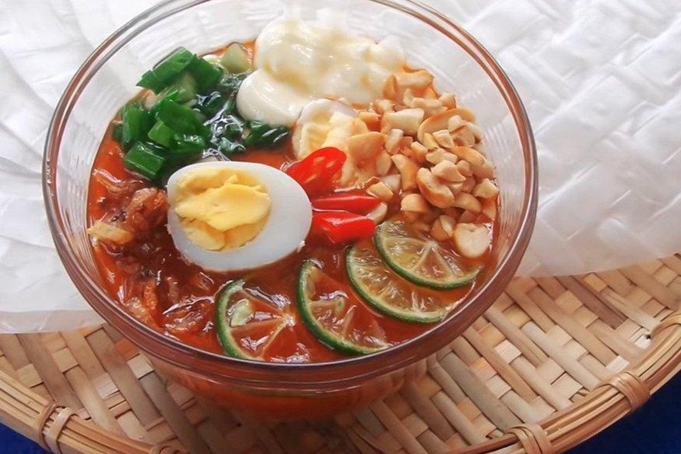 Thành phẩm nước chấm bánh tráng muối tôm me vàng óng, sánh mịn