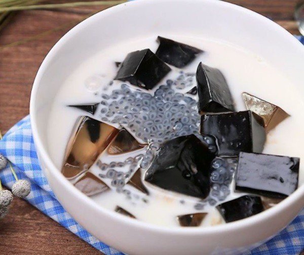 Thành phẩm sương sáo bột nước cốt dừa hạt é thanh mát, chuẩn vị.