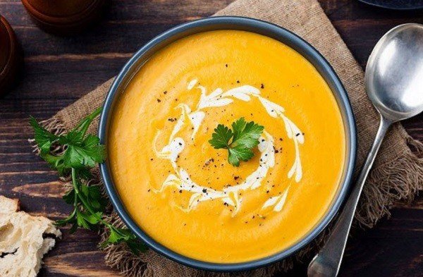 Thành phẩm súp bí đỏ sữa tươi thơm ngon, chuẩn vị nhà hàng