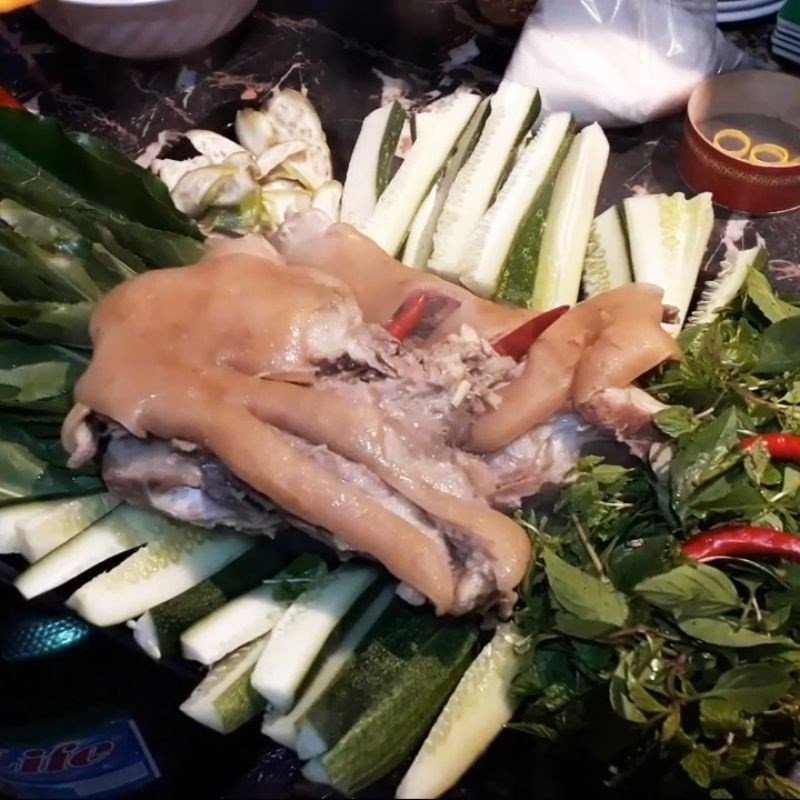 Thành phẩm thịt dê hấp sả thái lát, bày trí đẹp mắt cùng rau sống