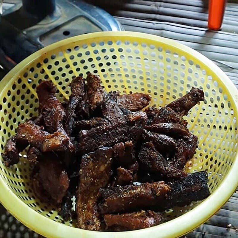 Thành phẩm thịt gác bếp thơm ngon, đậm đà, sẵn sàng để thưởng thức
