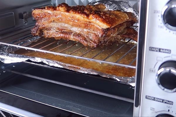 Thành phẩm thịt heo quay giòn bì thơm ngon từ nồi chiên không dầu