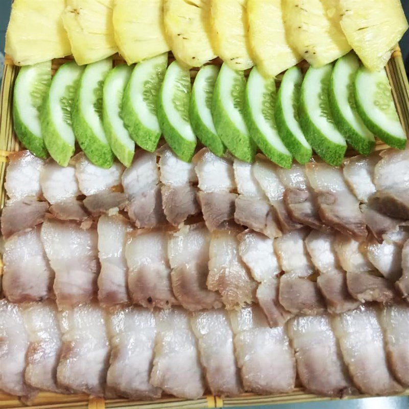 Thành phẩm thịt ngâm nước mắm thái lát, bày ra đĩa cùng rau sống