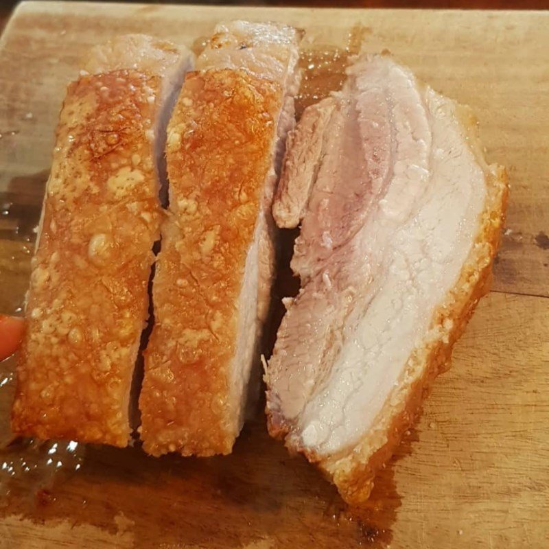 Thành phẩm thịt quay giòn bì thơm ngon, vàng óng sau khi chế biến bằng nồi chiên không dầu