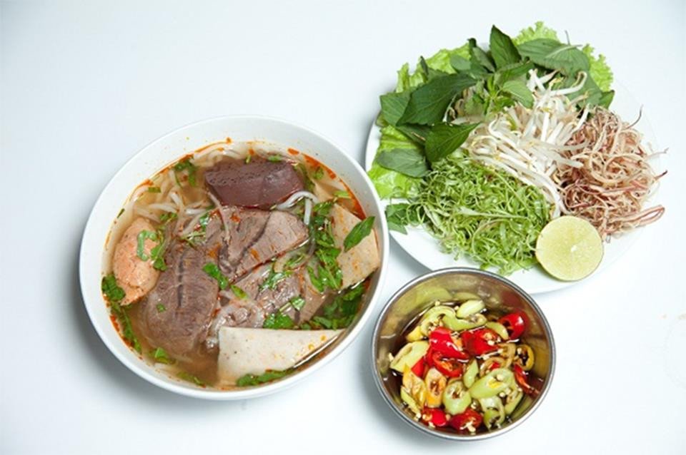 Thành phẩm tô bún bò Huế chuẩn vị, đầy đủ topping