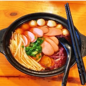 Thành phẩm tô mì cay xúc xích hấp dẫn sau khi chế biến