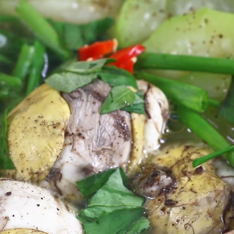 Thành phẩm trứng vịt lộn um bầu mồng tơi