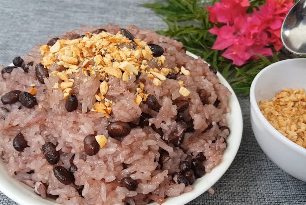 Thành phẩm xôi đậu đen nước cốt dừa dẻo thơm, nóng hổi bày ra đĩa