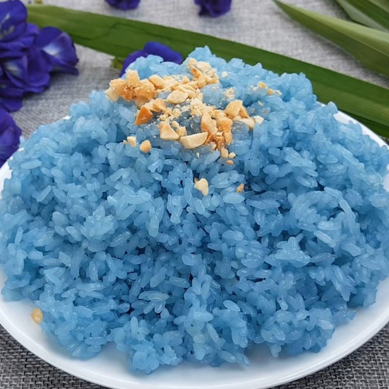 Thành phẩm xôi hoa đậu biếc dẻo thơm, rắc đậu phộng rang hấp dẫn