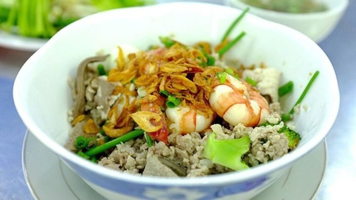Thành phần dinh dưỡng phong phú của món hủ tiếu, gồm thịt, rau, và sợi bánh