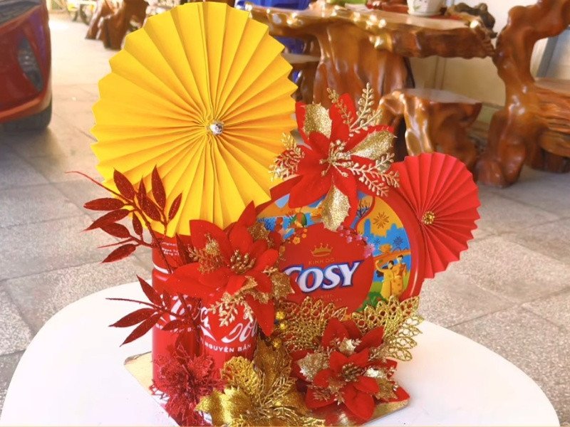 Thành quả tháp bánh kẹo kết hợp nước ngọt Coca Cola độc đáo