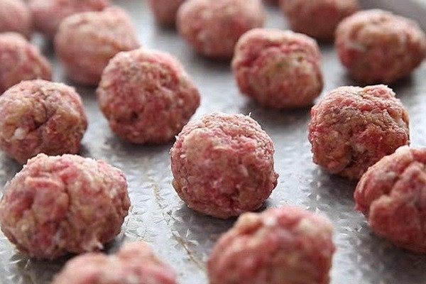 Thao tác trộn và viên thịt để làm xíu mại bánh mì tại nhà