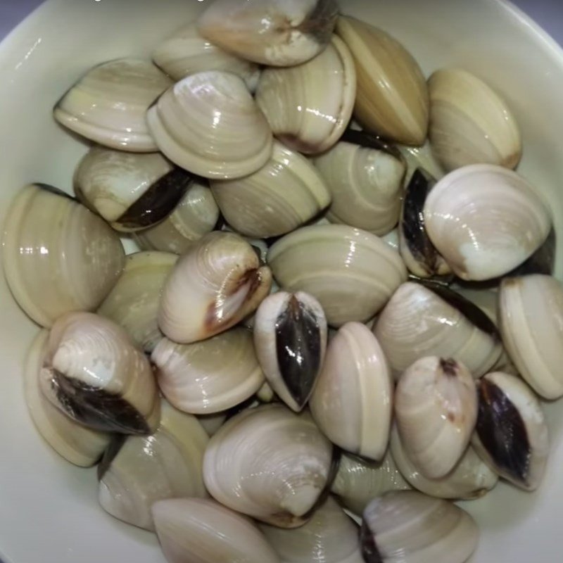 Thau ngao tươi đang được sơ chế sạch cát trước khi nấu canh ngao mùng tơi