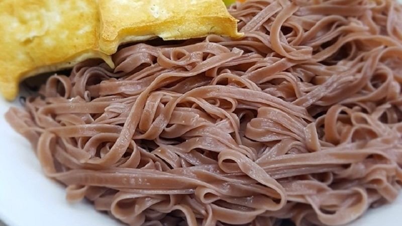 Thay bánh phở trắng bằng phở gạo lứt giúp giảm calo