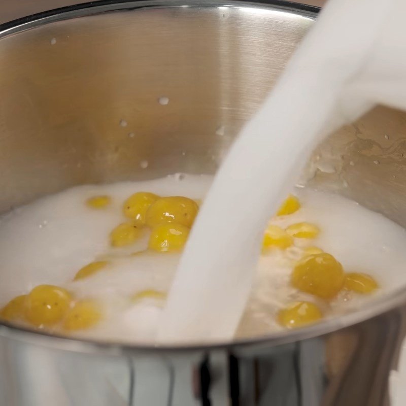 Thêm bột báng và đường vào nồi chè chuối