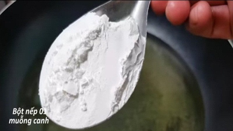Thêm bột nếp hoặc bột năng vào chảo dầu để chống bắn dầu khi chiên thịt heo