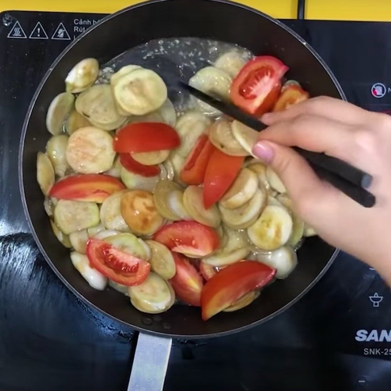 Thêm cà chua cắt múi cau vào xào chung với cà pháo