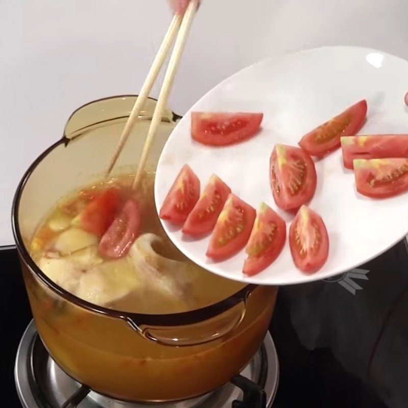 Thêm cá chuối đã chiên và cà chua múi cau vào nồi om mẻ