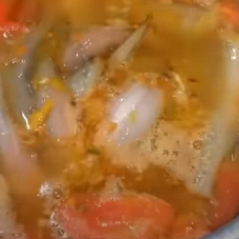 Thêm cá khoai vào nồi canh để hoàn thành món canh cá khoai