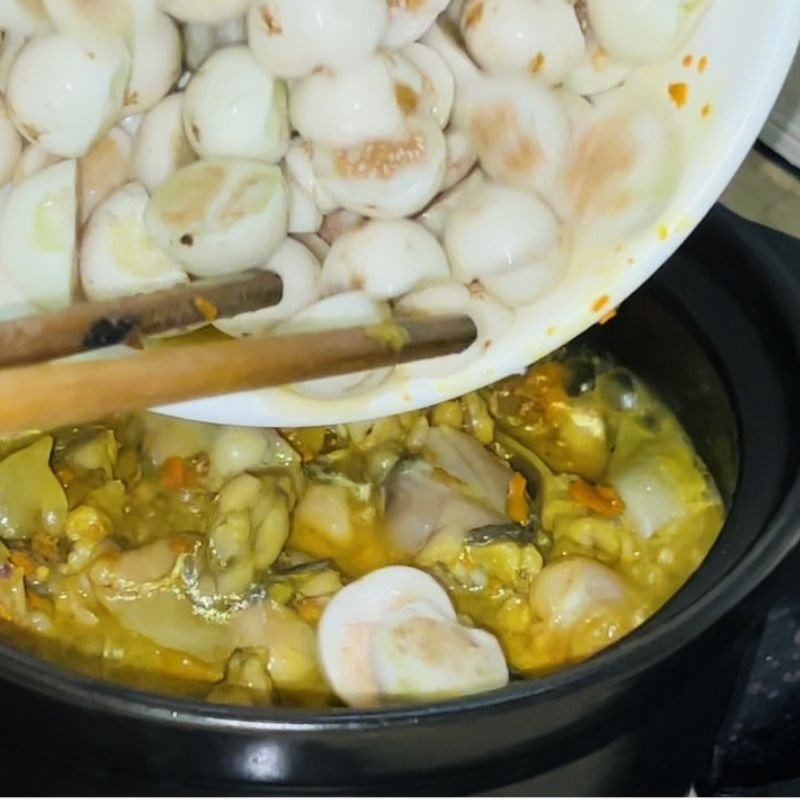 thêm cà pháo vào nồi ếch đang nấu