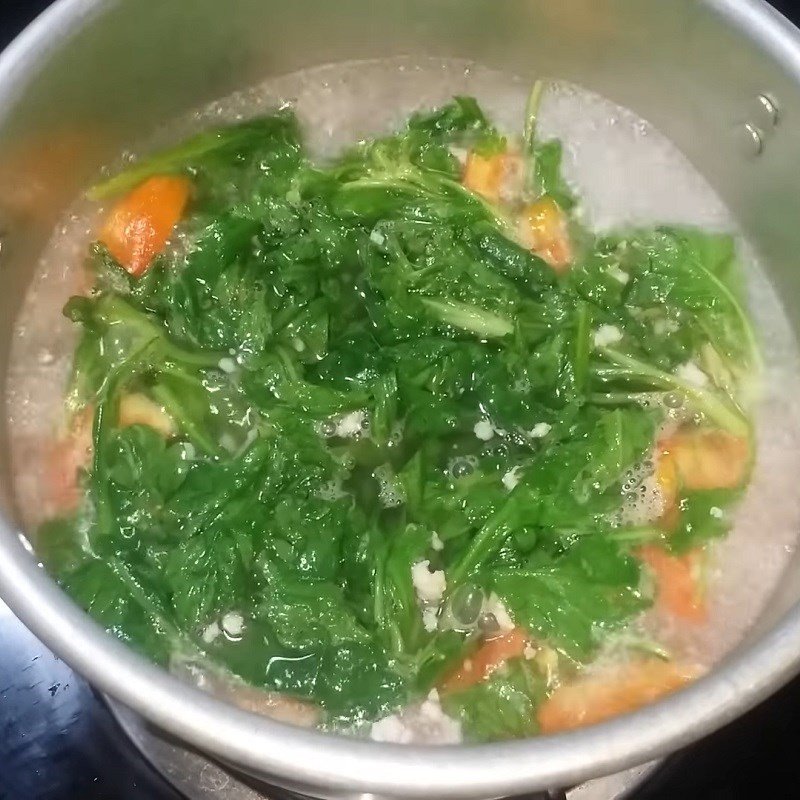 Thêm cải cúc vào nồi canh chay