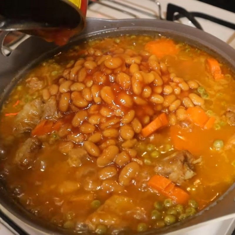 Thêm đậu Hà Lan vào nồi sườn