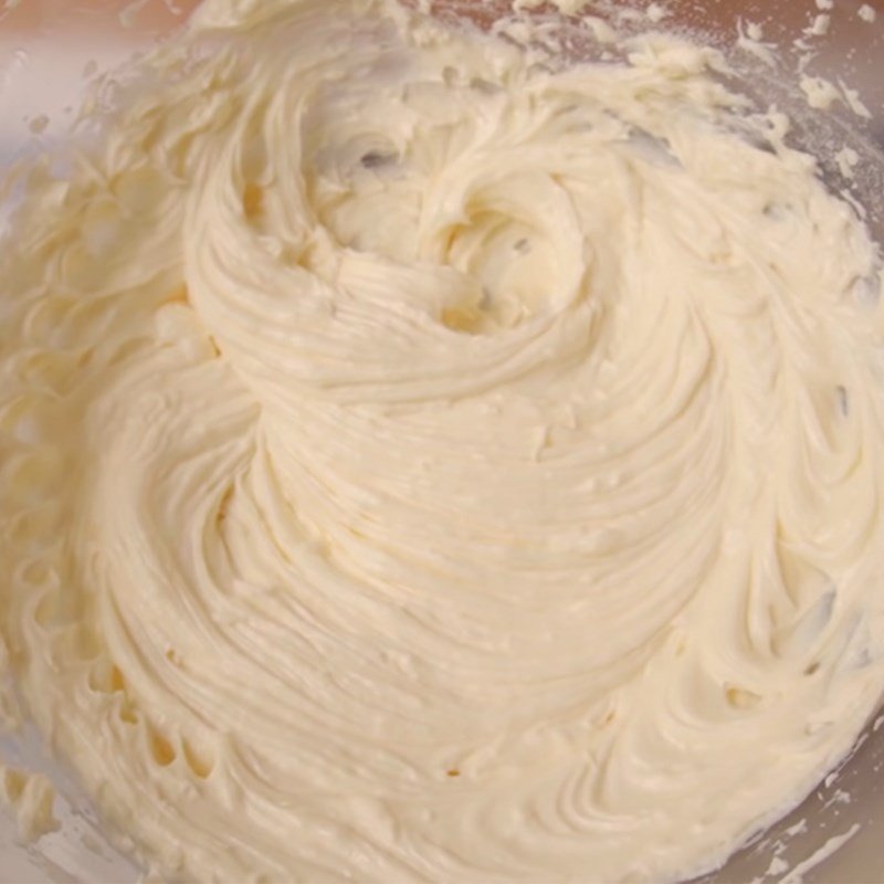 Thêm đường vào cream cheese để tạo độ ngọt cho kem bánh kem nhỏ