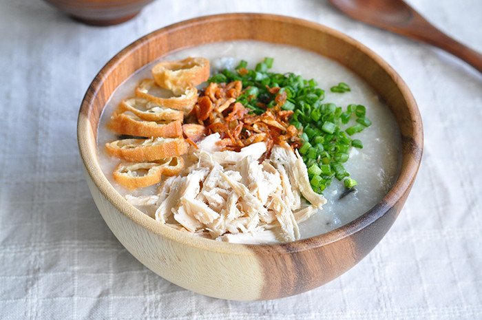 Thêm hành lá, rau mùi vào cháo gà để tăng hương vị