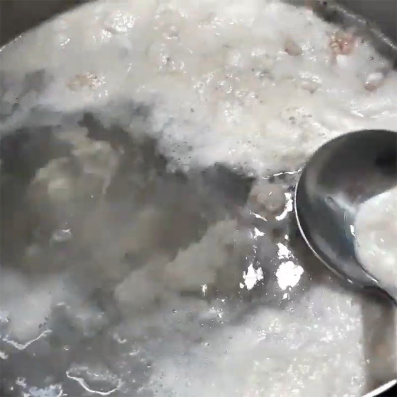 Thêm khoai mỡ vào nồi xương hầm để nấu canh