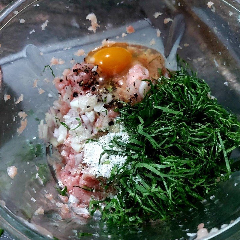 Thêm lá lốt băm nhỏ vào hỗn hợp thịt để tăng hương vị