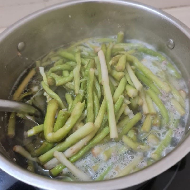 Thêm mẻ chua vào nồi canh ngó khoai để tạo vị thanh mát đặc trưng