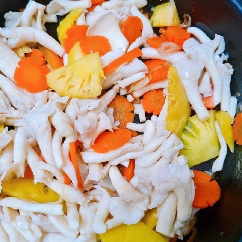 Thêm nấm bào ngư đã sơ chế vào chảo để xào nhanh