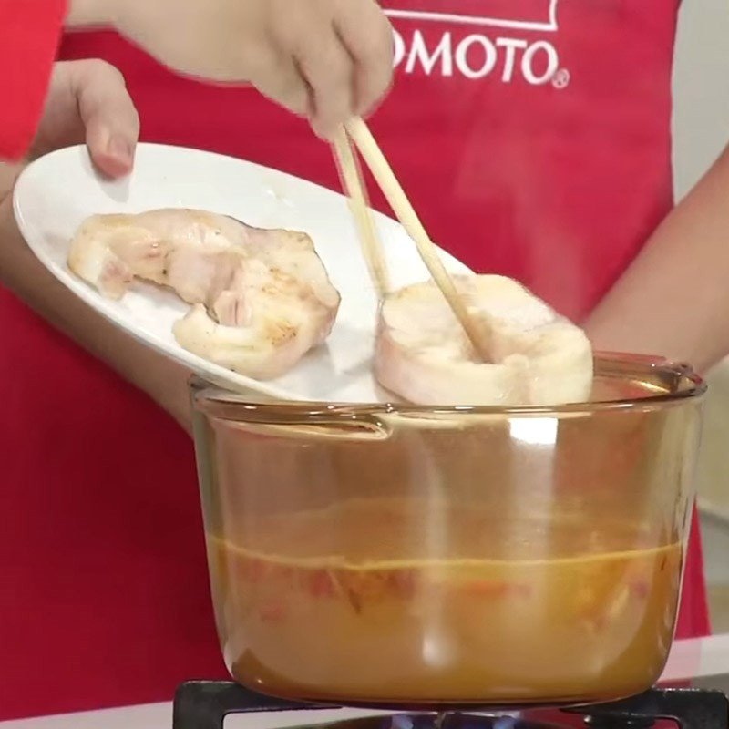 Thêm nước mẻ đã lọc vào nồi nước dùng