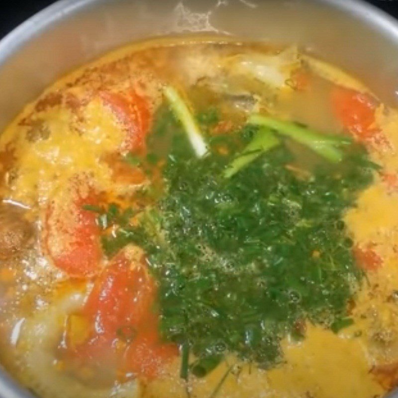 thêm ớt vào canh cá khoai