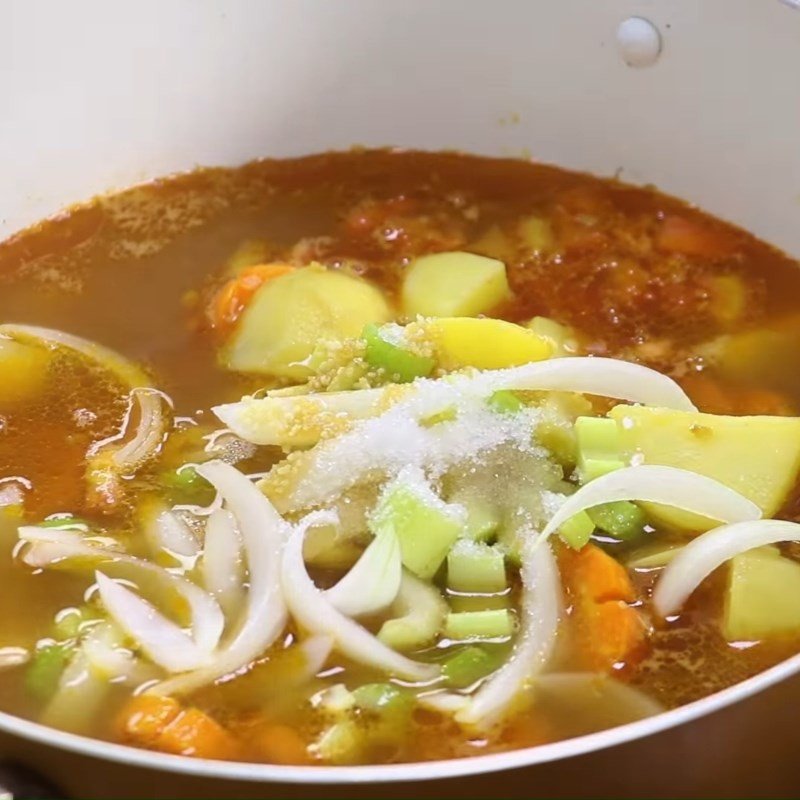Thêm rau củ vào nồi sườn nấu đậu sau khi hầm