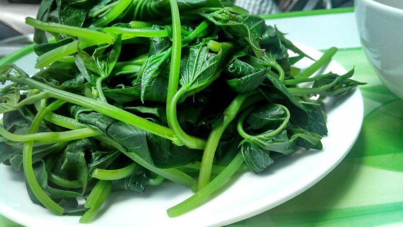 Thêm rau hấp vào mì