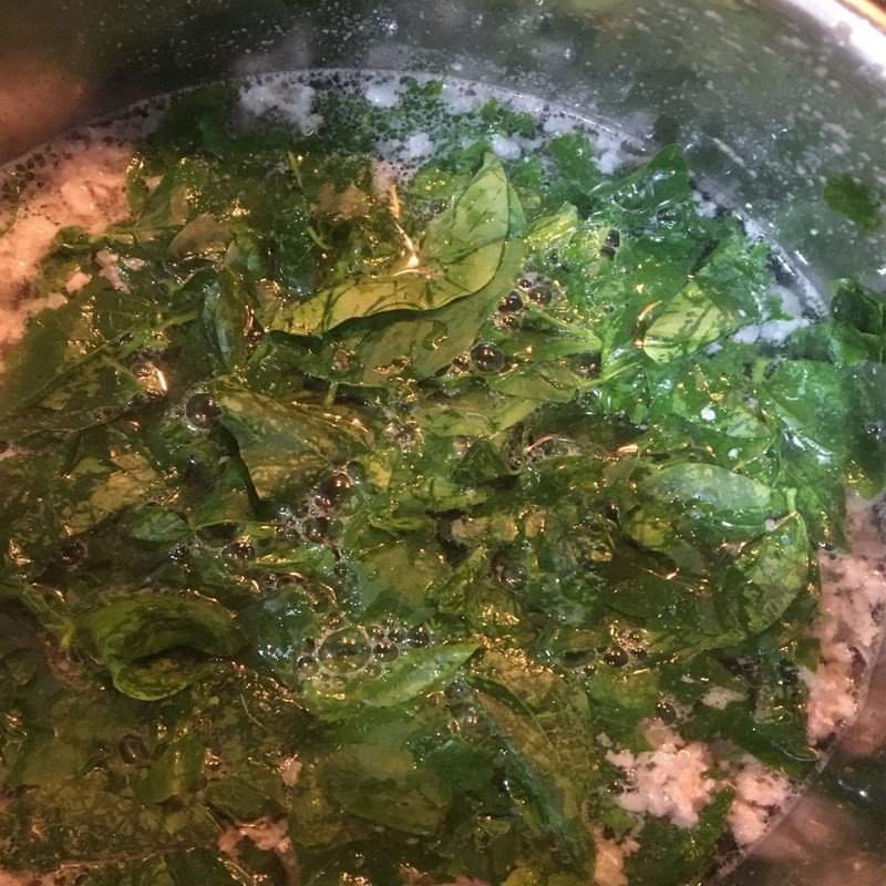 Thêm rau ngót vào nồi canh sau khi thịt đã chín