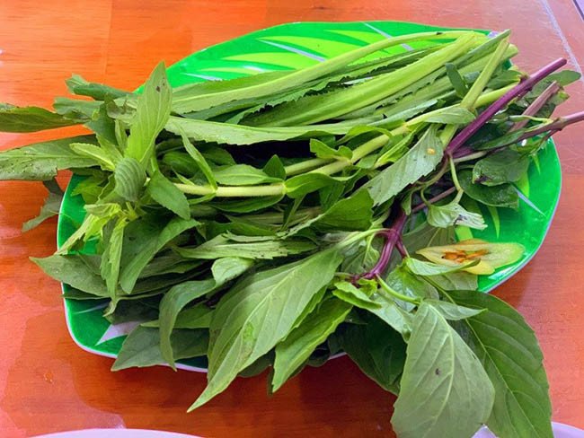 Thêm rau xanh tươi mát vào phở trộn để bổ sung chất xơ và giảm năng lượng
