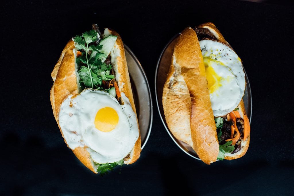 Thêm rau xanh vào bánh mì trứng chả để tăng cường chất xơ