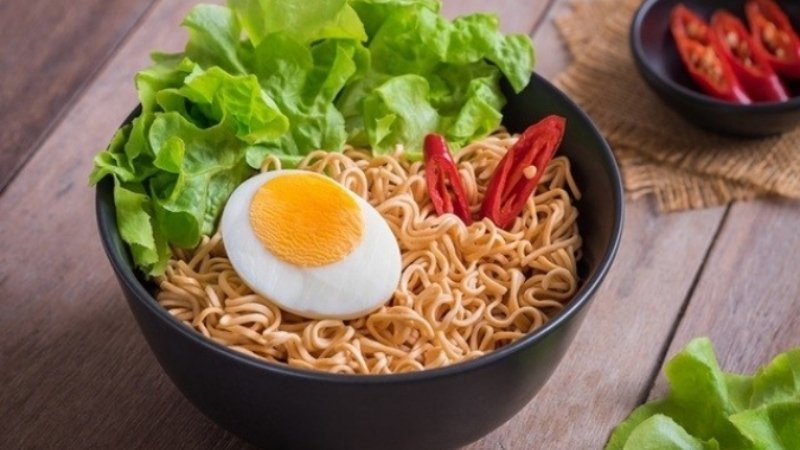 Thêm rau xanh vào mì Hảo Hảo tăng chất xơ