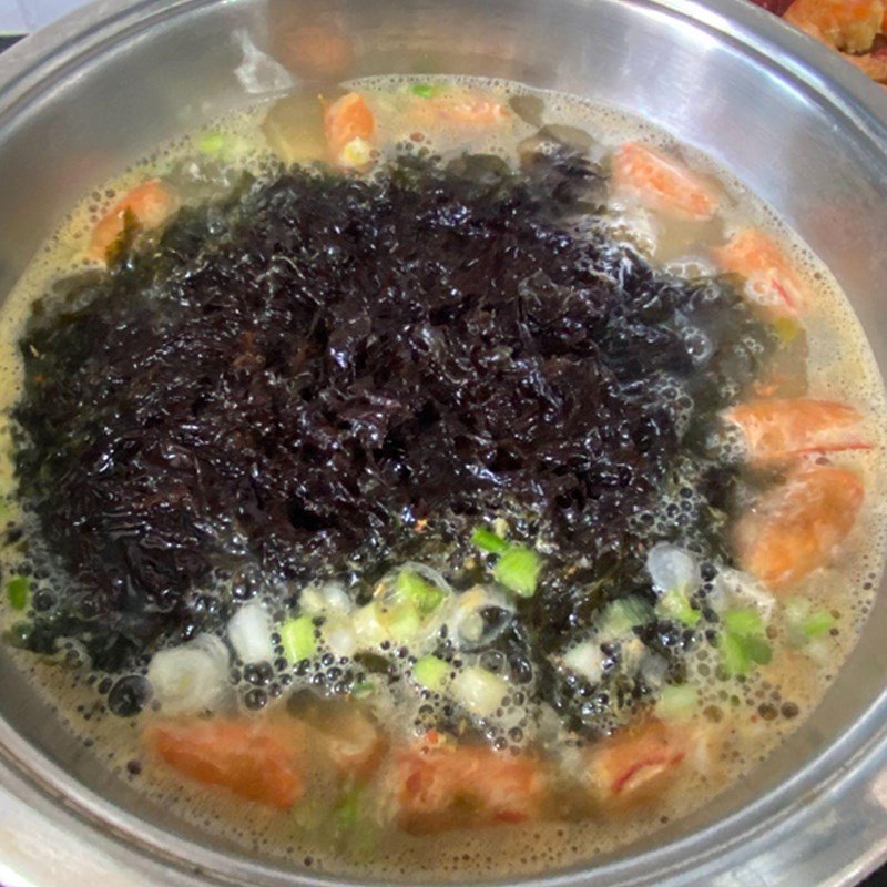 Thêm rong biển vào nồi canh đang sôi